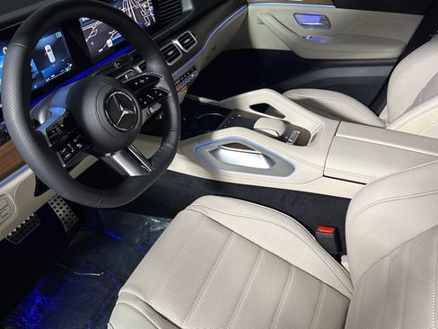 New 2026 Mercedes-Benz GLS 580 4MATIC image 17