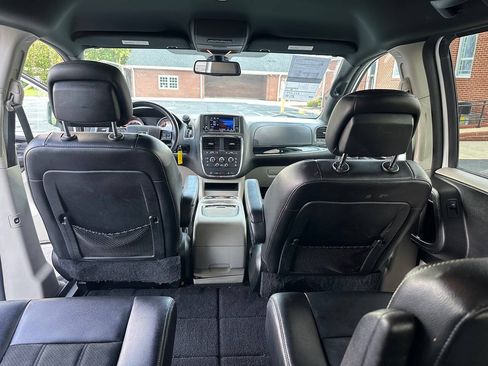 Used 2019 Dodge Grand Caravan SXT FWD image 15