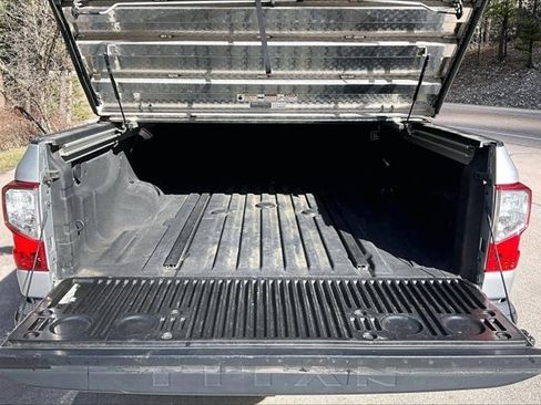 Used 2017 Nissan Titan SV AWD/4WD image 7