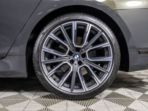 Used 2021 BMW 740i w/ M Sport Package image 10