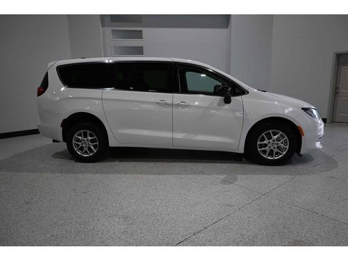 Used 2024 Chrysler Voyager LX FWD image 5