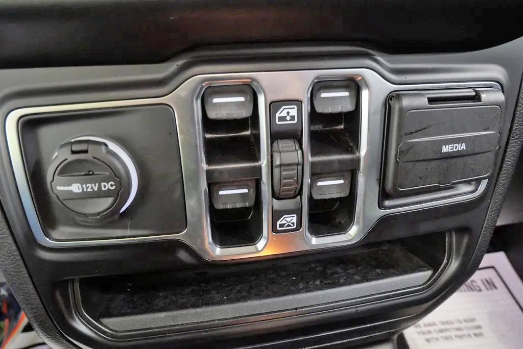 Used 2022 Jeep Wrangler Unlimited Sahara AWD/4WD image 26