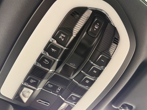 Certified 2025 Porsche Macan image 36