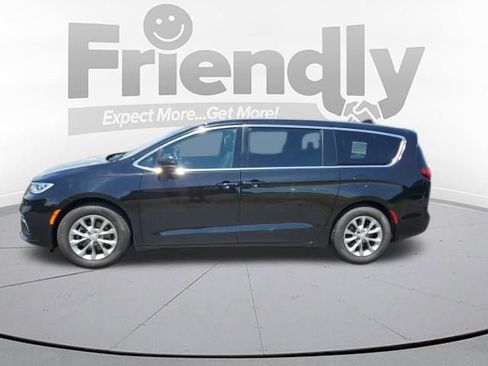 Used 2026 Chrysler Pacifica Limited FWD image 2