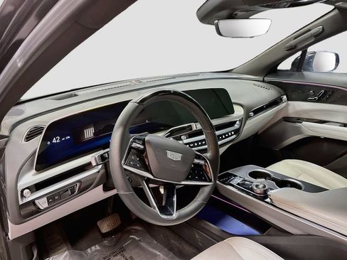 Used 2025 Cadillac Lyriq Luxury w/ LPO, Floor Liner Package AWD/4WD image 9