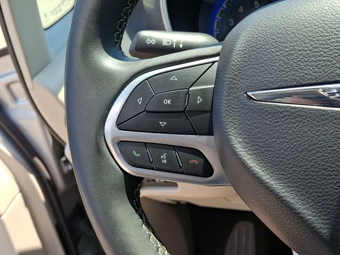 Used 2023 Chrysler Pacifica Touring-L FWD image 21