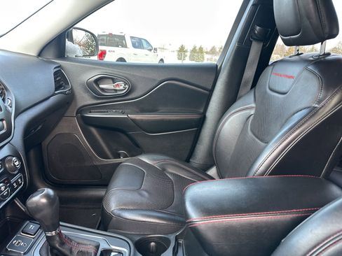 Used 2019 Jeep Cherokee Trailhawk image 27