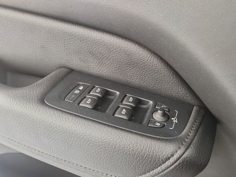 Used 2022 Volvo XC60 B5 Momentum image 15