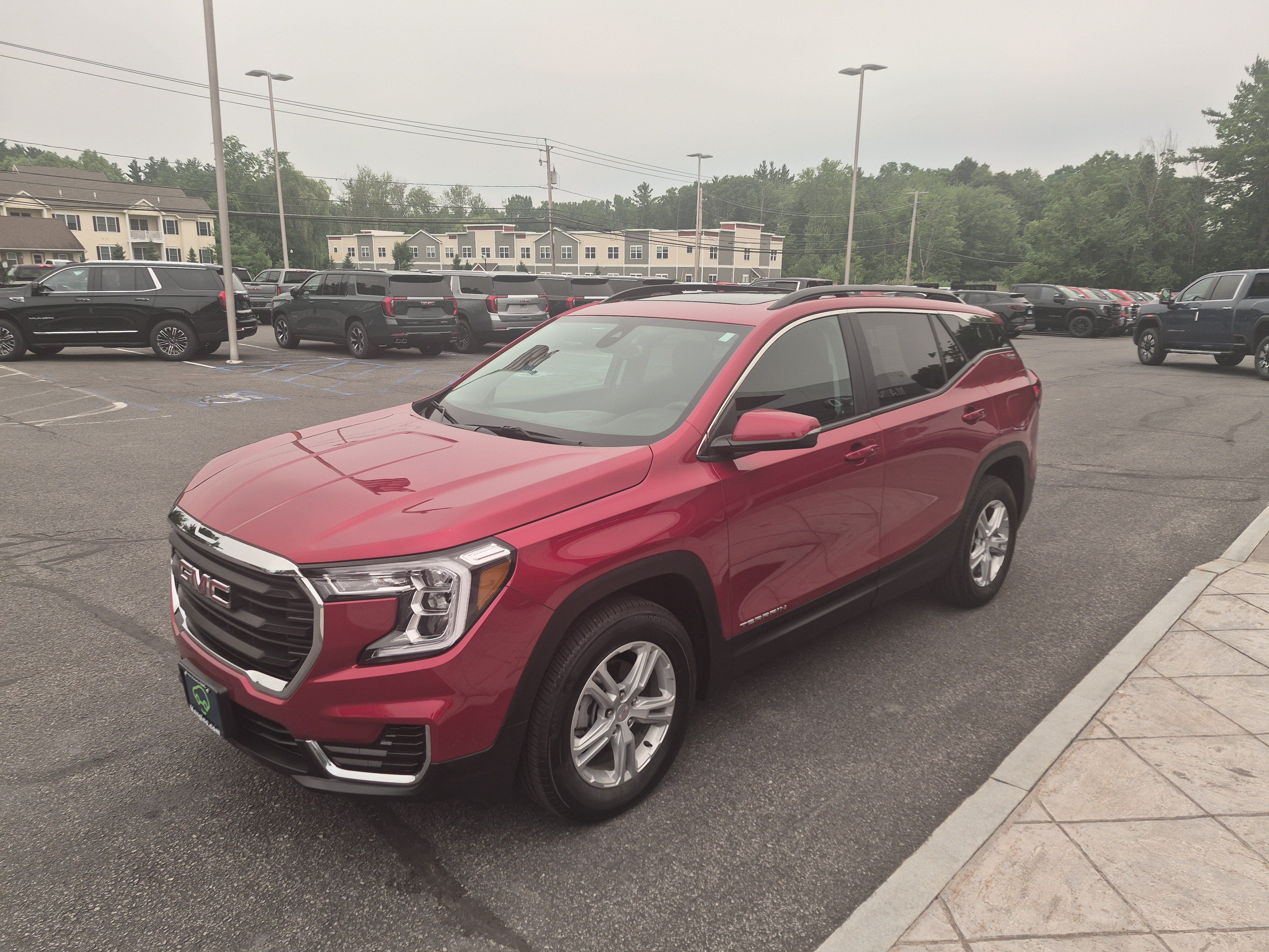 Used 2023 GMC Terrain SLE w/ Driver Convenience Package AWD/4WD image 2