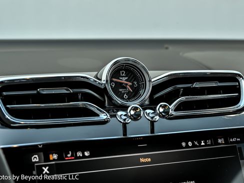 Used 2023 Bentley Bentayga image 44