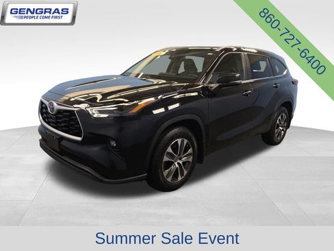 Used 2023 Toyota Highlander XLE AWD/4WD image 4