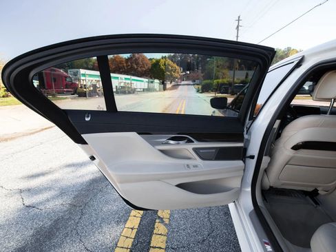 Used 2018 BMW 750i image 24