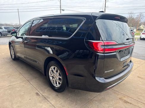 Used 2025 Chrysler Pacifica Select image 7