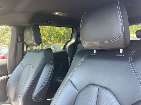 Used 2025 Chrysler Pacifica Select FWD image 9