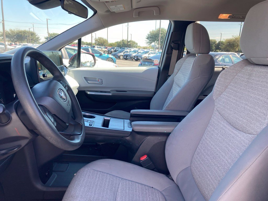 Used 2025 Toyota Sienna LE FWD image 10