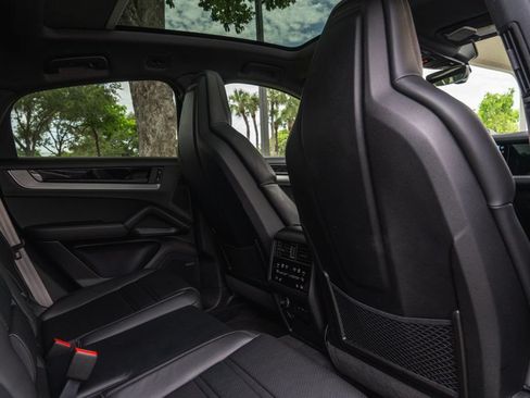 Used 2025 Porsche Cayenne Coupe AWD/4WD image 25