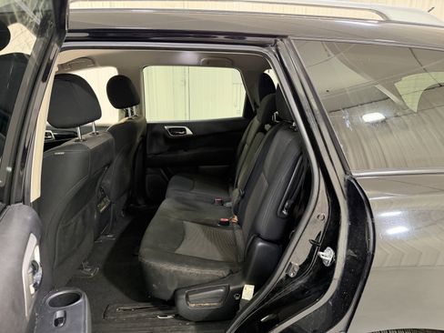 Used 2017 Nissan Pathfinder SV image 11