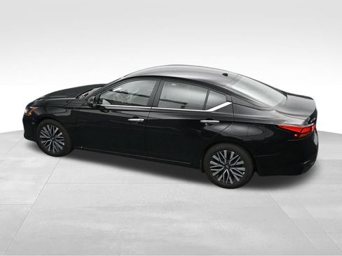 Used 2025 Nissan Altima 2.5 SV FWD image 27