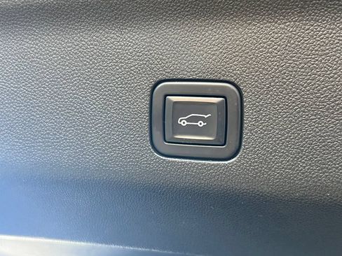 Used 2023 GMC Yukon SLT AWD/4WD image 18