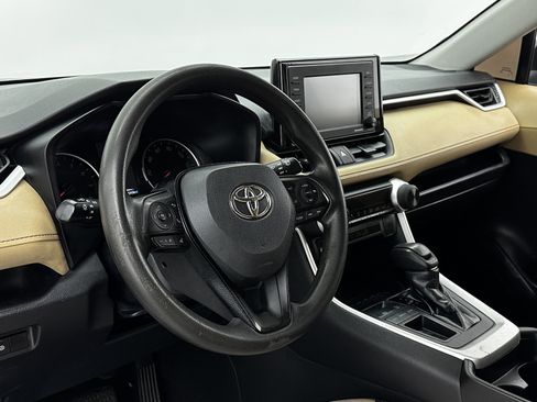 Used 2021 Toyota RAV4 LE image 8