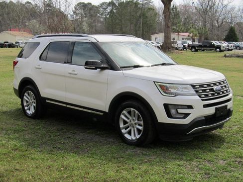 Used 2017 Ford Explorer XLT w/ Equipment Group 202A image 8