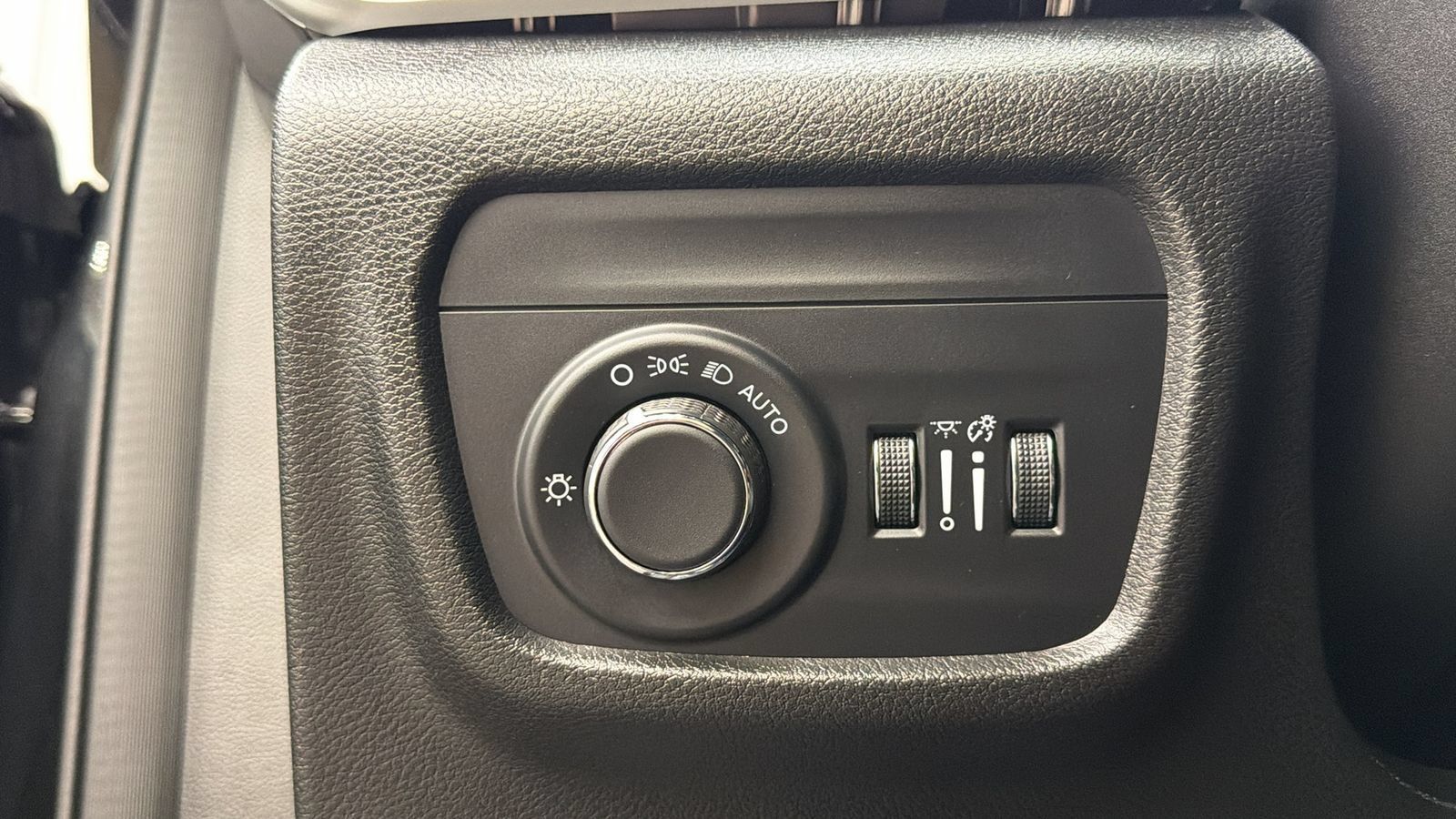 Used 2023 Jeep Grand Cherokee L Altitude AWD/4WD image 26