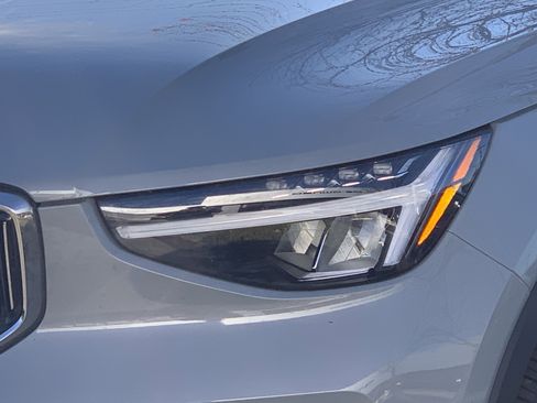 Used 2025 Volvo XC40 B5 Core image 6