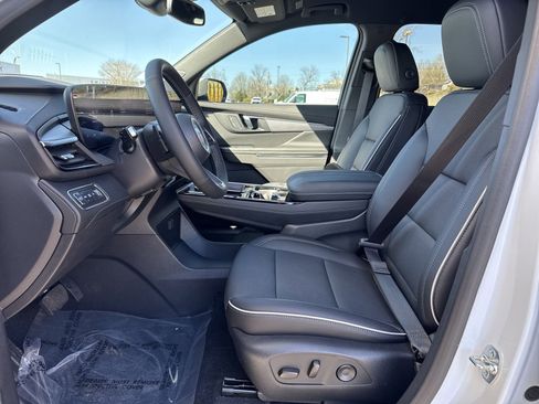 Used 2025 Buick Enclave Preferred w/ Power Package image 17