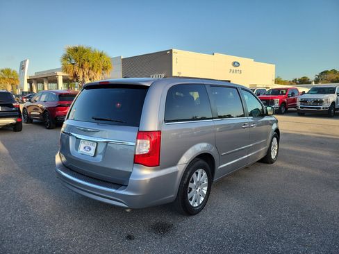 Used 2016 Chrysler Town & Country Touring image 3