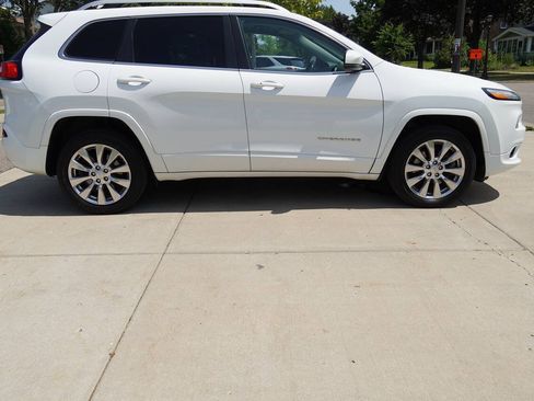 Used 2018 Jeep Cherokee Overland AWD/4WD image 4