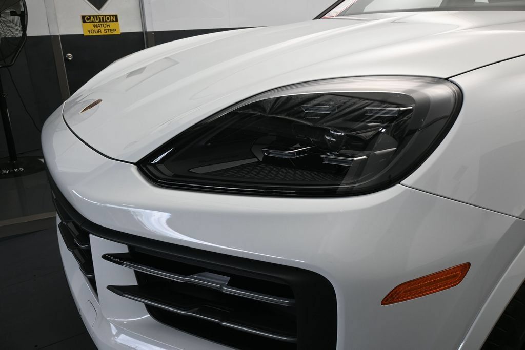 Used 2025 Porsche Cayenne AWD/4WD image 56