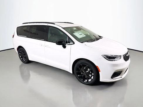 New 2026 Chrysler Pacifica Select image 1