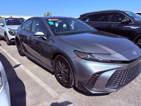 Used 2025 Toyota Camry SE FWD image 2