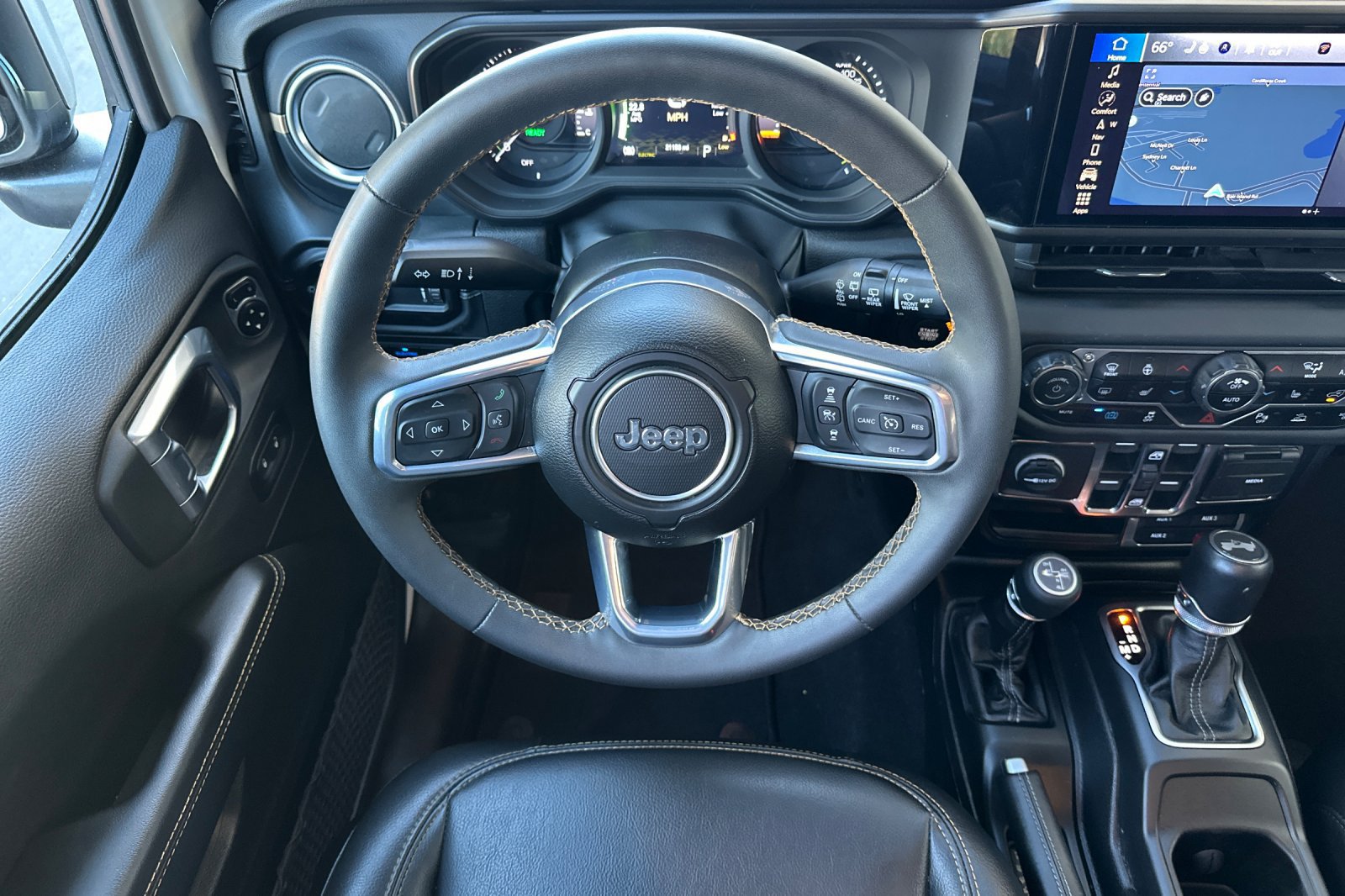 Used 2024 Jeep Wrangler Unlimited Sahara w/ Technology Group AWD/4WD image 14