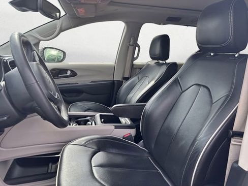 Used 2023 Chrysler Pacifica Limited image 9