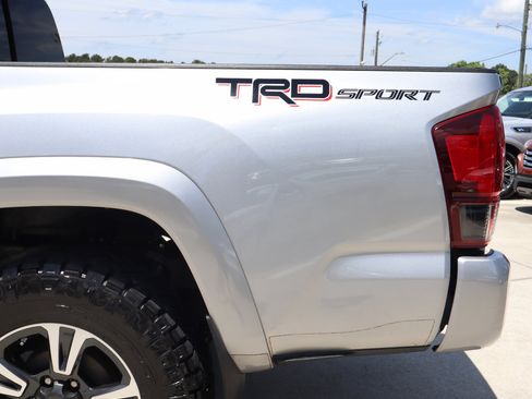 Used 2018 Toyota Tacoma TRD Sport image 30