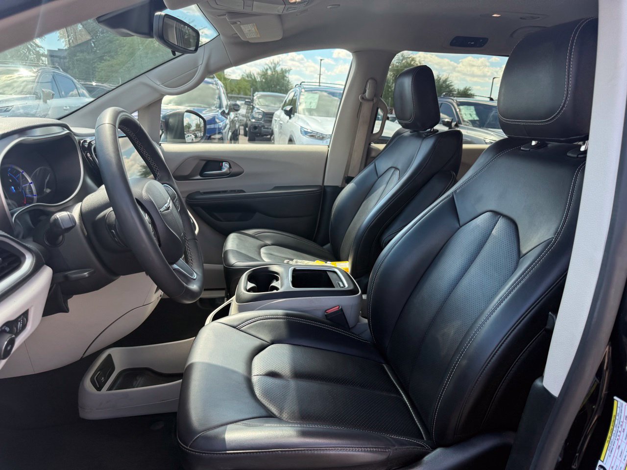 Used 2023 Chrysler Pacifica Touring-L FWD image 13