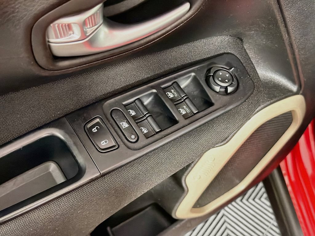 Used 2015 Jeep Renegade Latitude w/ Cold Weather Group II FWD image 30