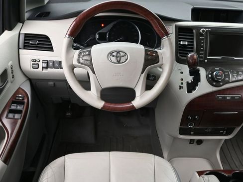 Used 2013 Toyota Sienna XLE image 17