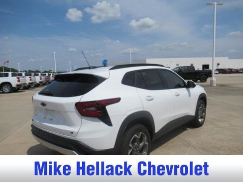 Used 2026 Chevrolet Trax LT w/ Driver Confidence Package FWD image 3