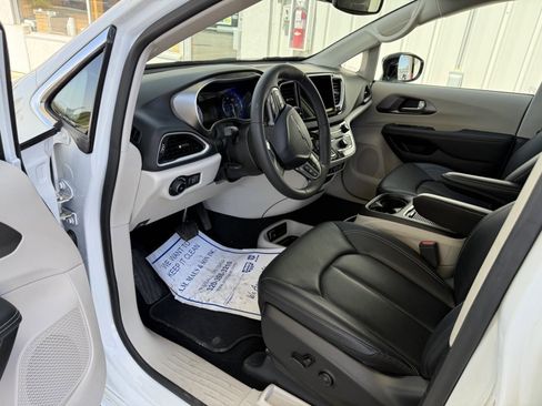 Used 2024 Chrysler Pacifica Touring-L FWD image 10