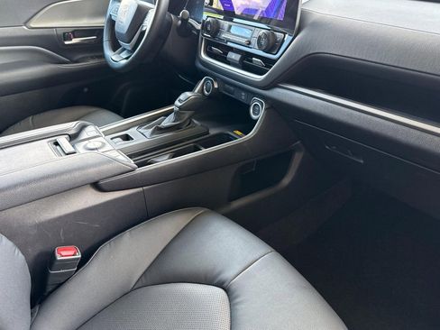 Used 2025 Toyota Grand Highlander FWD image 32