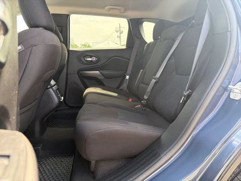 Used 2020 Jeep Cherokee Latitude AWD/4WD image 24