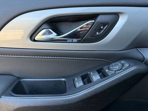 Used 2022 Chevrolet Traverse LT image 16