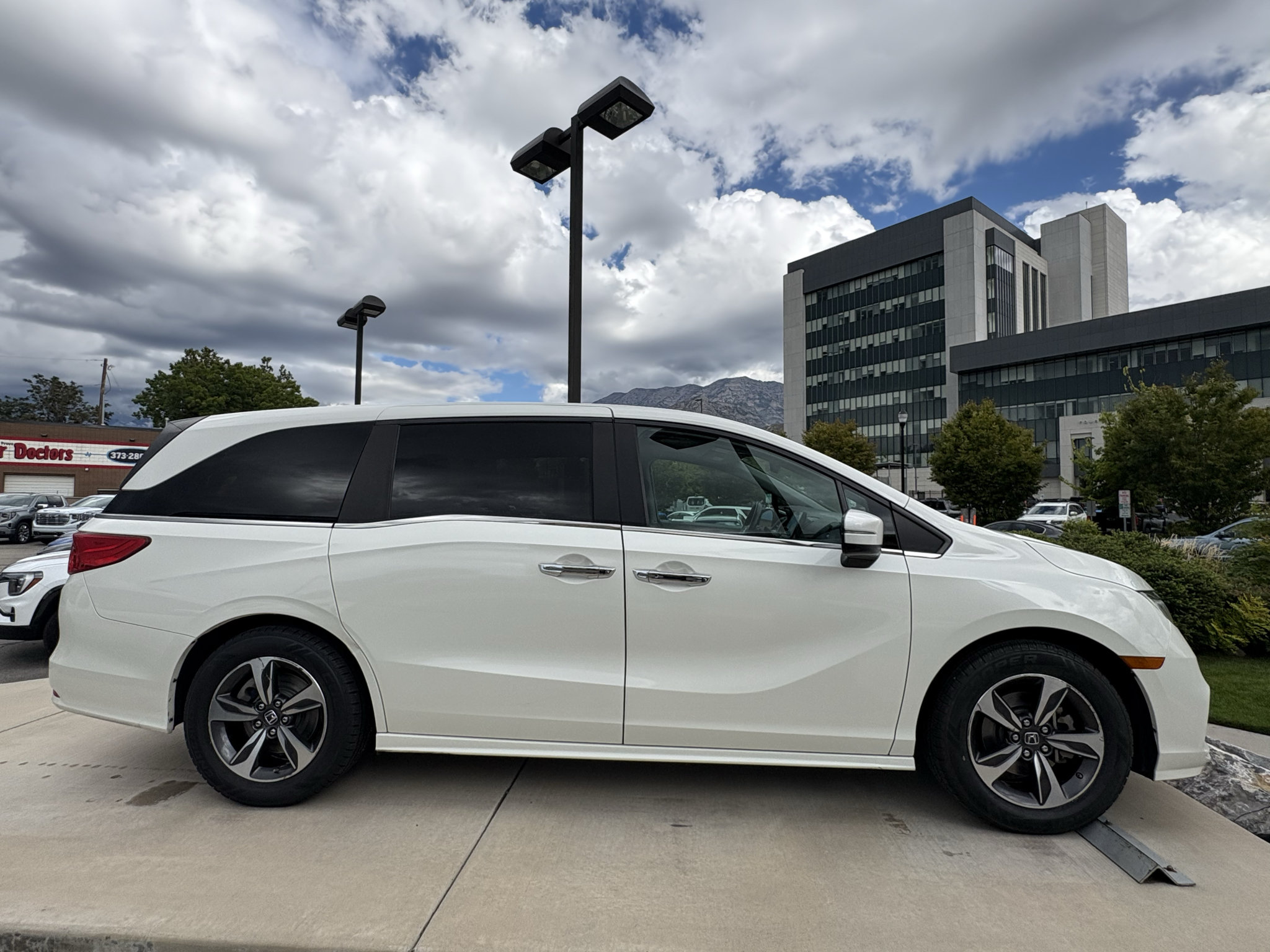 Used 2019 Honda Odyssey Touring image 2