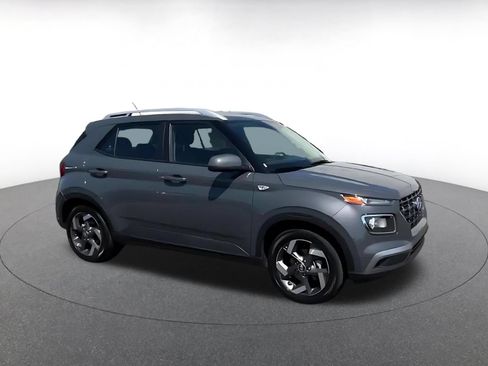 Used 2026 Hyundai Venue SEL FWD image 2