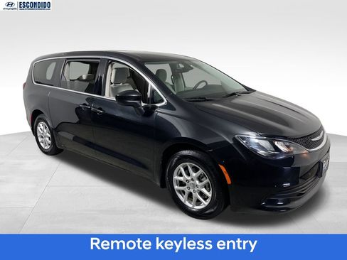 Used 2017 Chrysler Pacifica LX FWD image 7