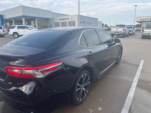 Used 2018 Toyota Camry SE FWD image 4