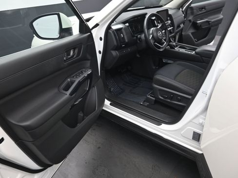 Used 2024 Nissan Pathfinder SV image 16