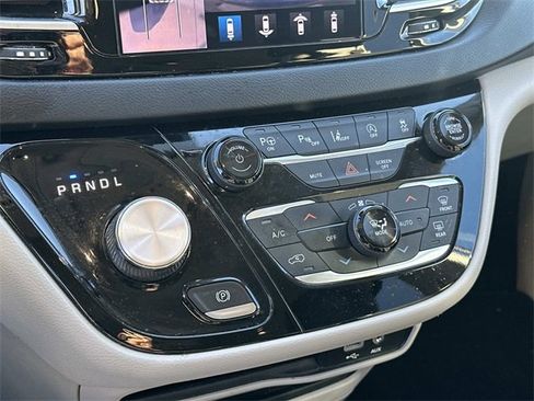 Certified 2020 Chrysler Pacifica Touring w/ Advanced Safetytec Group image 21